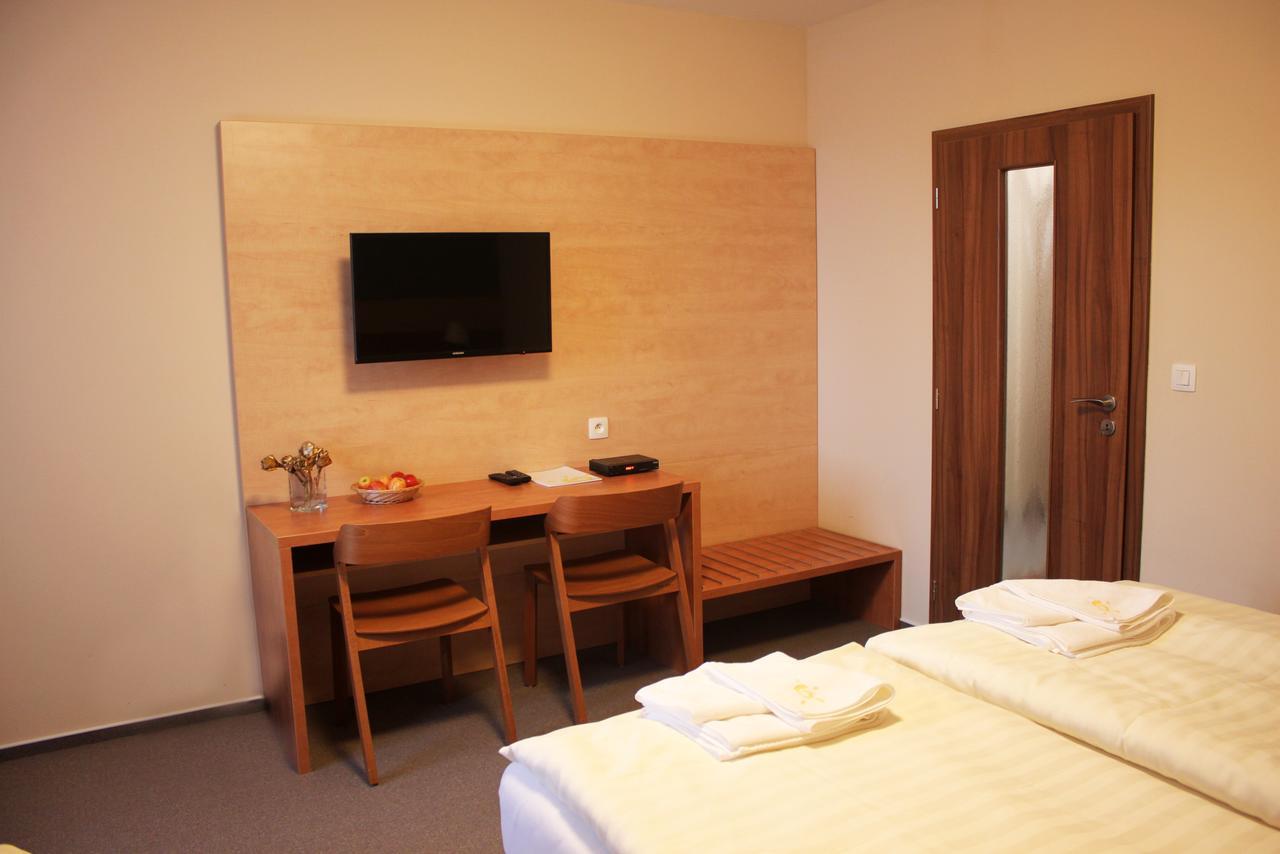 Hotel Toc Lipova Lazne Bagian luar foto